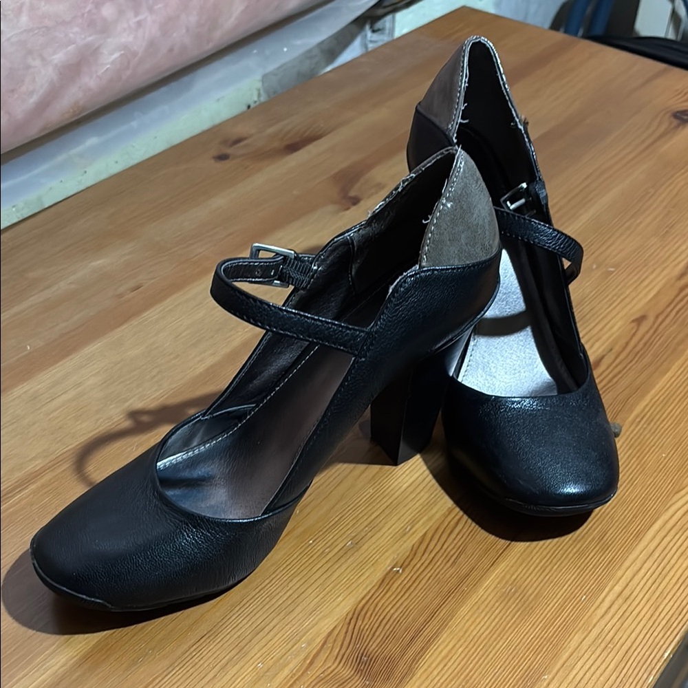 Kenneth Cole Reaction Black and Gray Mary Jane Heels